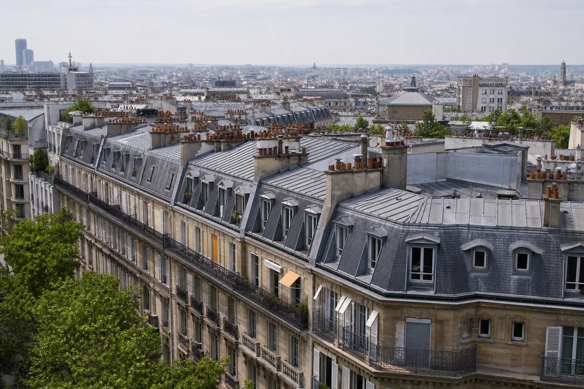 Toitures en zinc d&rsquo;immeubles haussmanniens dans l&rsquo;Est parisien