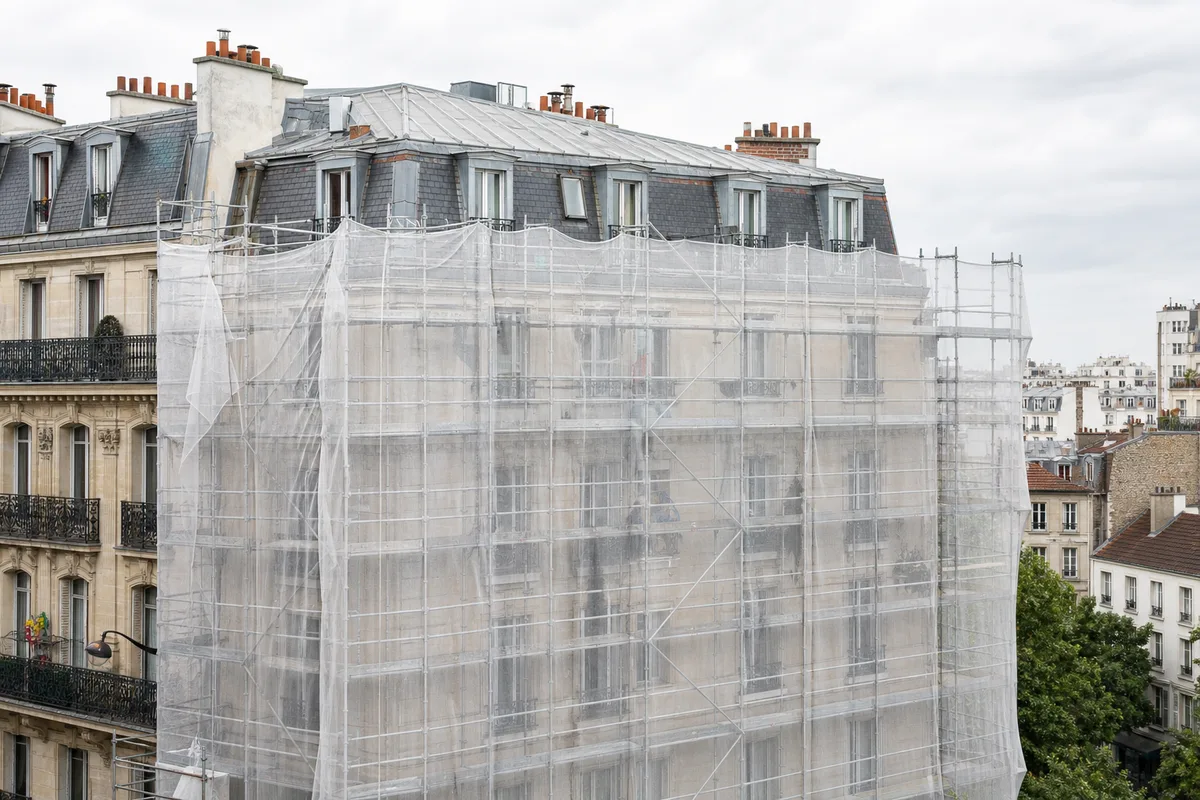 Échafaudage et bâche de chantier sur la façade d&rsquo;un immeuble parisien